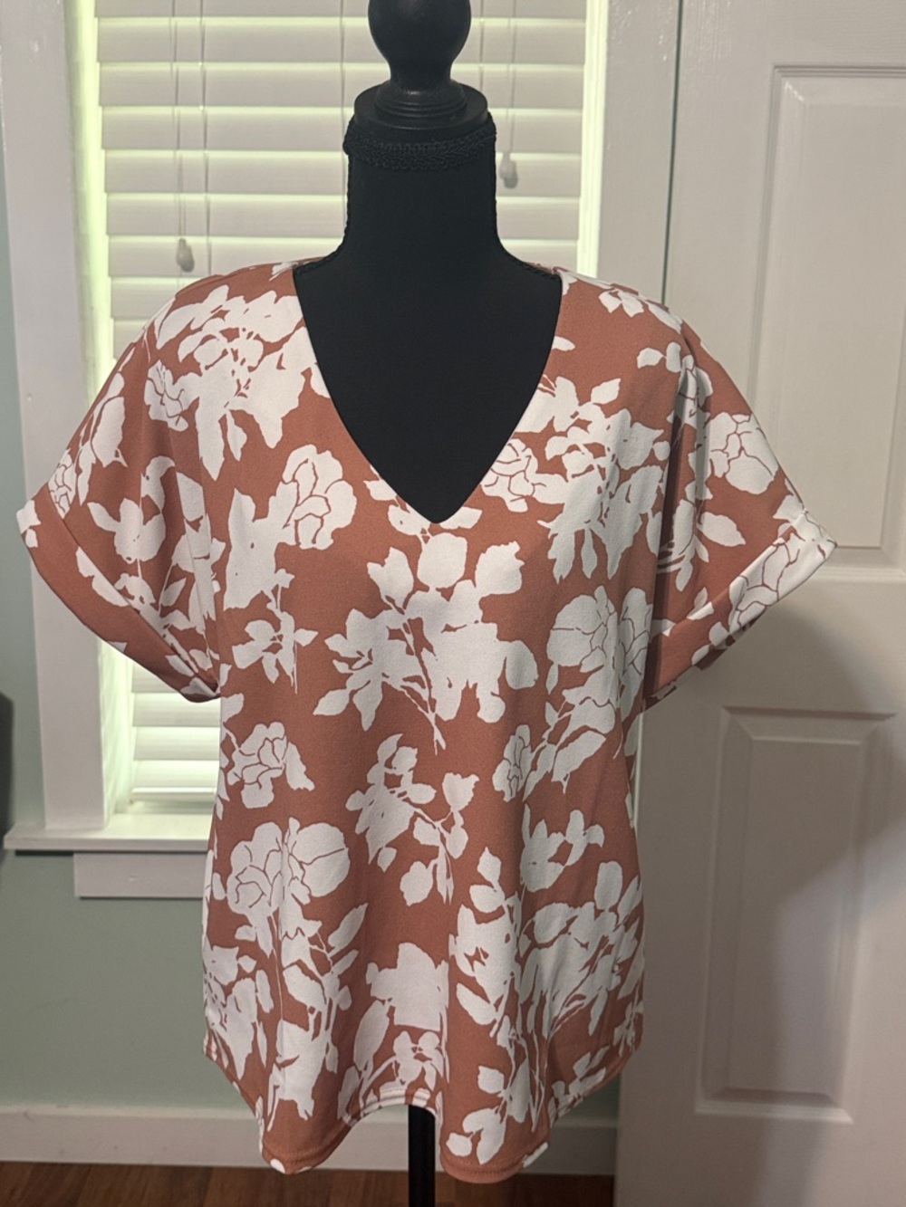 MELLODAY Rust Floral V-Neck Blouse with White Print